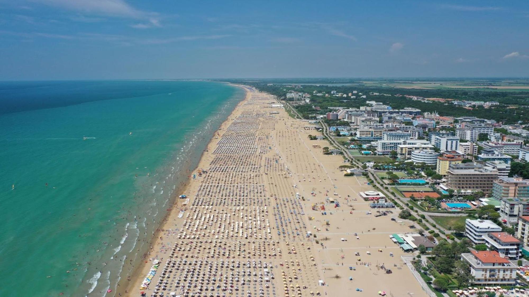 White Apartment With Terrace - Beahost Bibione Zewnętrze zdjęcie