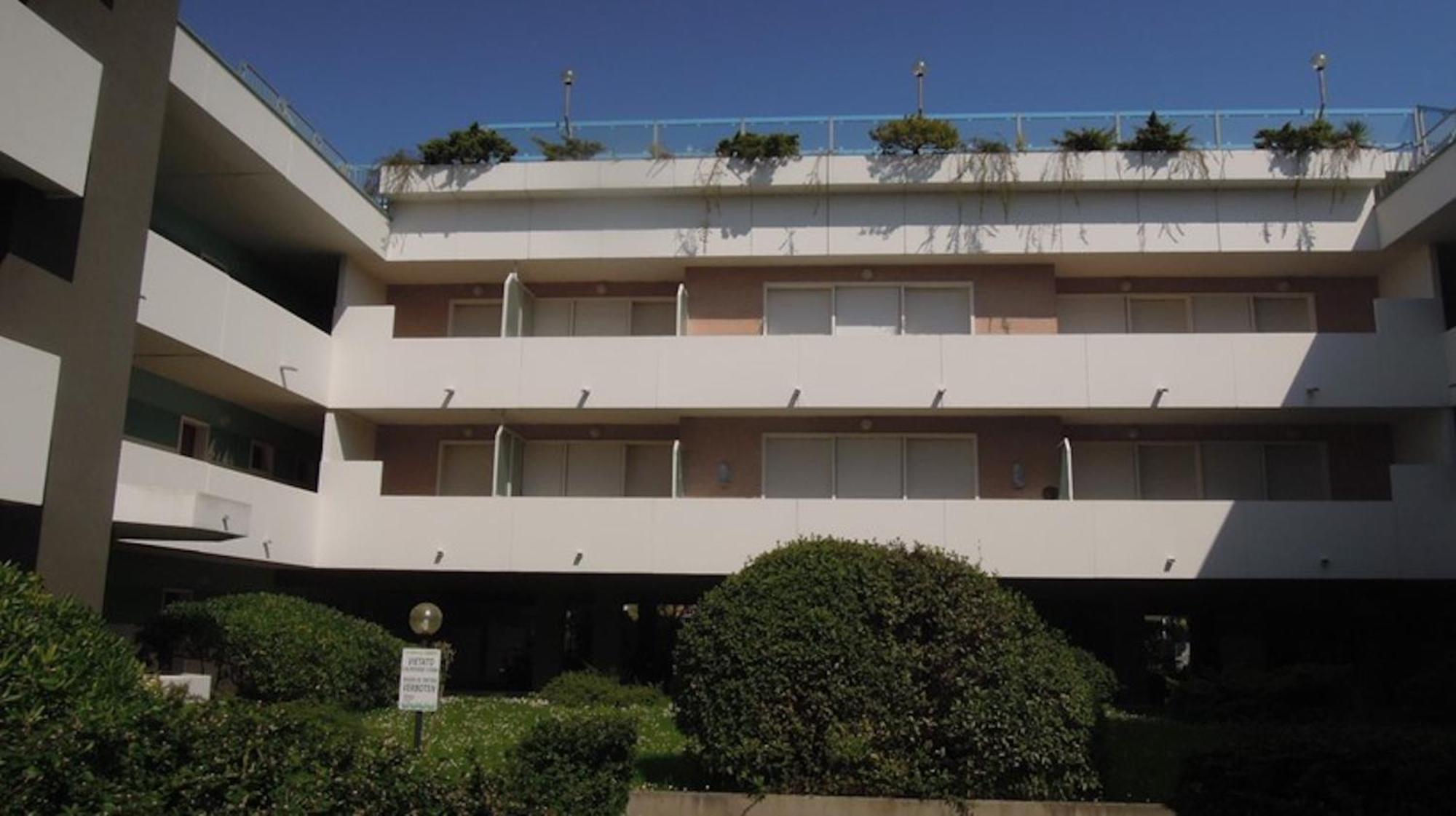 White Apartment With Terrace - Beahost Bibione Zewnętrze zdjęcie